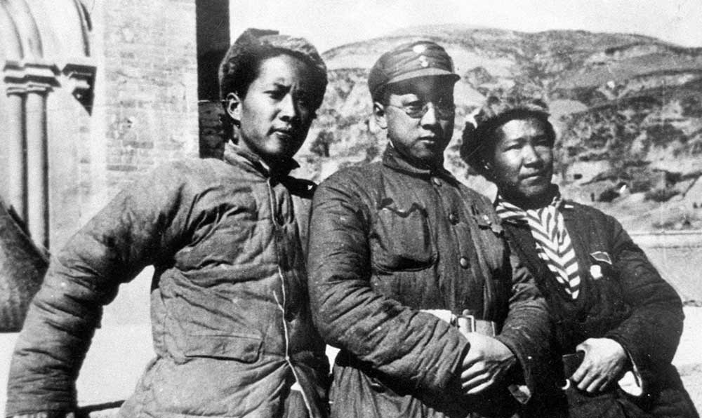 延安魯迅藝術文學院托兒所的阿姨和孩子們。